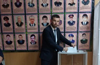 Депутат и участник СВО Расим Гаджиагаев проголосовал в Хивском районе