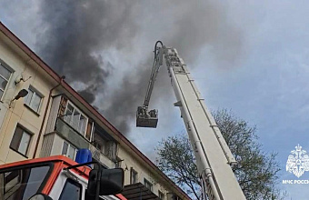 В Махачкале горит кровля многоквартирного дома - МЧС