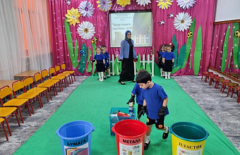 Единороссы провели занятие по обучению детей раздельному сбору ТКО в детском саду