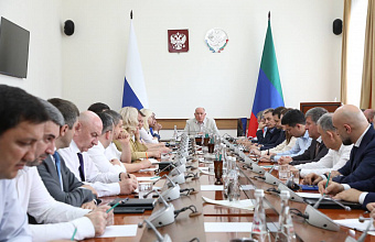 Абдулмуслим Абдулмуслимов провел рабочее совещание с кабинетом министров