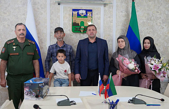 В Хасавюрте семье погибшего участника СВО передали орден Мужества