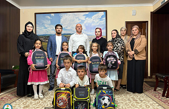 Глава Сергокалинского района вручил детям участников СВО принадлежности к школе