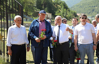 Абдулмуслим Абдулмуслимов почтил память павших участников СВО в «Саду памяти» в Тляратинском районе
