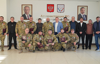 Участникам СВО в Хасавюртовском районе вручили благодарственные письма главы муниципалитета