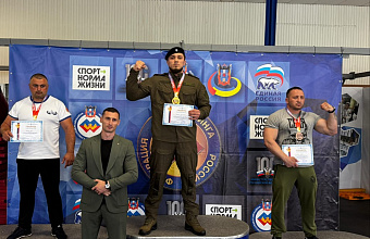 Выходец из села Ашар Курахского района показал лучший результат на турнире по армрестлингу