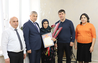 Глава Кизлярского района поблагодарил семью бойца СВО Курбана Рабаданова