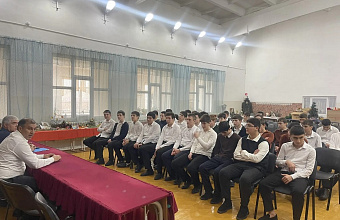 Депутат Народного Собрания РД провел урок мужества и долга для старшеклассников Карабудахкентской гимназии