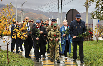 Абдулмуслим Абдулмуслимов возложил цветы к воинскому мемориалу в Лакском районе