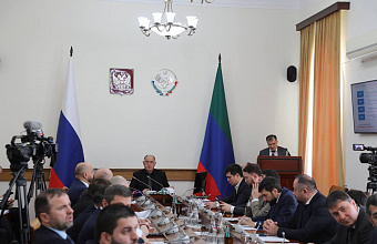 Премьер-министр Дагестана поручил активизировать развитие системы безналичных платежей на объектах торговли и общепита