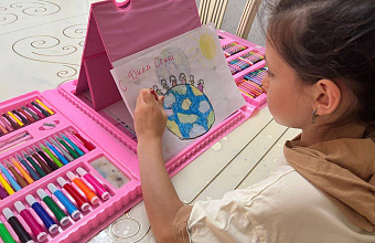 Школьники Новолакского района подготовили открытки для бойцов СВО