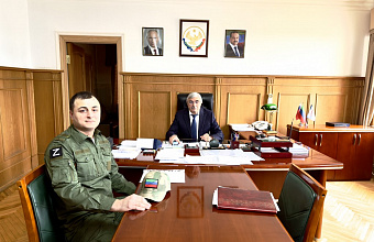 Глава Новолакского района встретился с участником СВО Ильманом Алтемировым