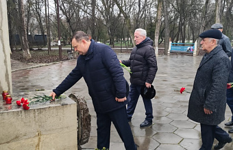 Жители Кизляра возложили цветы в память о жертвах теракта в «Крокус Сити Холле»