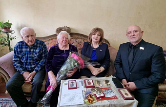 Депутат Эльмира Абиева навестила блокадницу Людмилу Сопатову