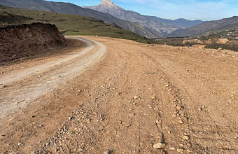 Внедорожник упал в 50-метровый обрыв в Дагестане, трое пострадавших