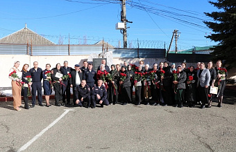 Сотрудники ОМВД РФ по Казбековскому району поздравили с 8 Марта матерей и вдов погибших сотрудников