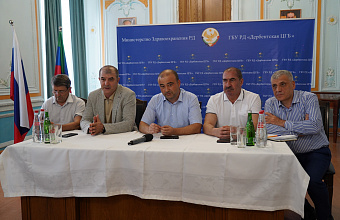 Мэр Дербента Ханлар Пашабеков поздравил медработников с их профессиональным праздником