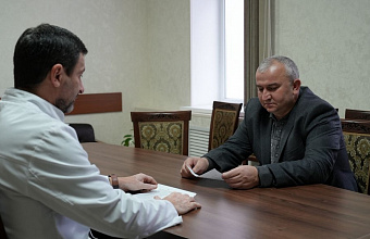 Глава Казбековского района обсудил ситуацию с детскими отравлениями с главврачом ЦРБ