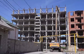 В Махачкале сносят незаконно построенный 7-этажный многоквартирный дом