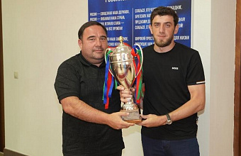 Глава Хасавюртовского района поздравил сборную команду по футболу – золотых призеров Дагестана 2024-2025