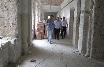 Борис Гонцов проверил ход капитального ремонта школы №2 в Каспийске