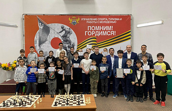 Депутат Артем Бичаев посетил шахматную школу Карпова в Махачкале