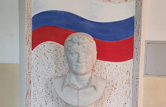 В Икринской школе-интернате открыли бюст Героя России Зейнудина Батманова