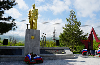 В День Победы в Казбековском районе торжественно открыли новую стелу памяти участников СВО
