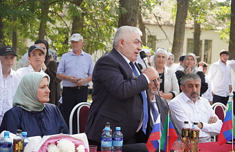 Глава Ахвахского района принял участие в торжественной линейке в Камышкутанской гимназии