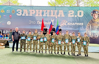 Глава Кизилюртовского района наградил команду из Новочиркейской школы на закрытии «Зарницы 2.0»