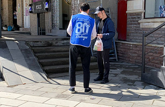 Жителям Хасавюрта раздают буклеты «О мерах поддержки участников СВО и их семей»