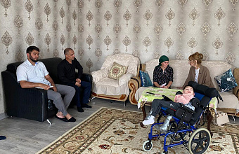 Депутат регионального парламента Асият Алиева посетила многодетную семью в Дербентском районе