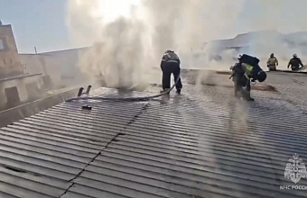 Кровля заброшенного цеха сгорела в Каспийске