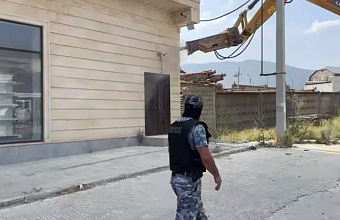 В южной части Махачкалы сносят незаконно построенное офисное здание