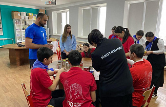 Активисты «Движения первых» в Кумторкалинском районе провели мастер-класс по изготовлению окопных свечей