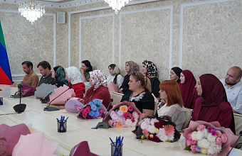 Корголи Корголиев наградил волонтеров за вклад в развитие Хасавюрта в рамках проекта «Комфортная городская среда»