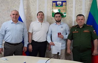 Корголи Корголиев вручил участнику СВО Абдулгерею Шабатукаеву медаль «За отвагу»